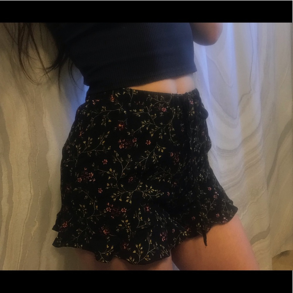 Lulus Love is in the Air Floral Ruffled Shorts XS